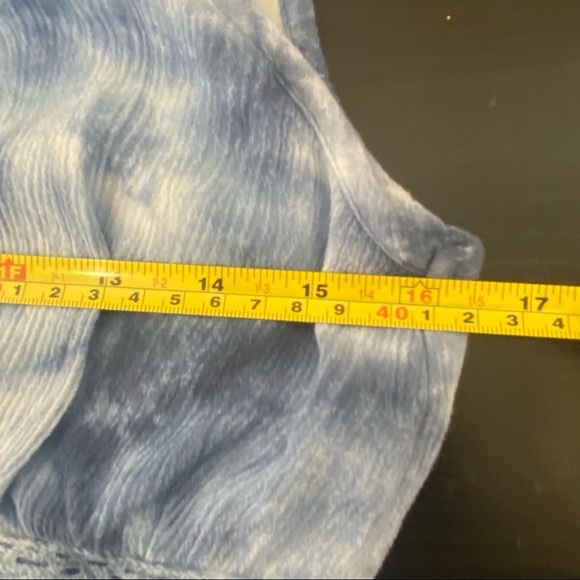 Illa Illa tie dye super crop top crochet lace tie back blue and white large - Picture 4 of 4